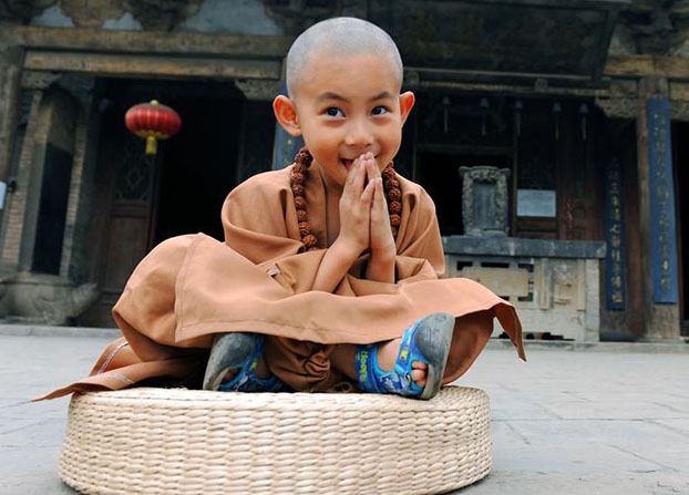 “Menino monge” de 4 anos passa férias de verão no templo em Shanxi