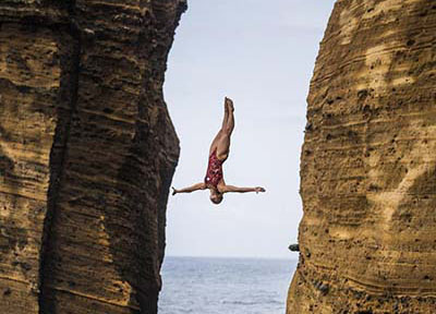 Os saltos impressionantes do cliff diving nos Açores