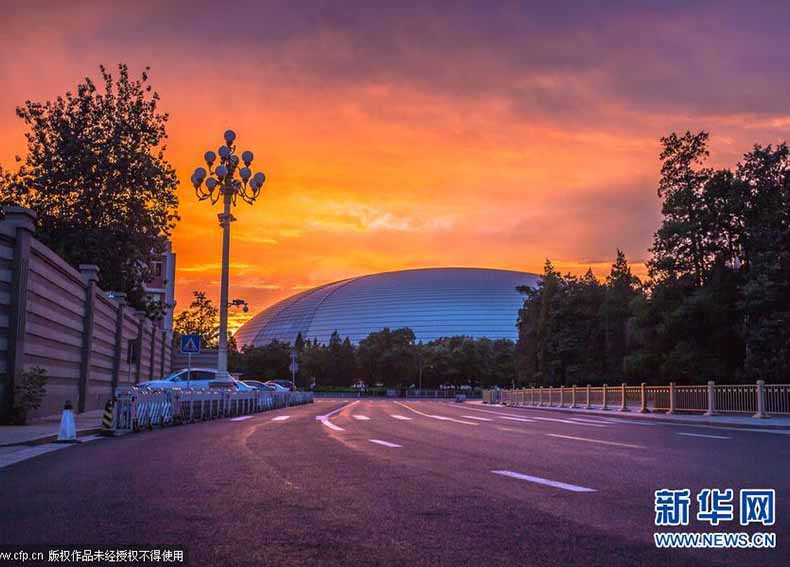 Citadinos de Beijing contemplam arco – iris e brilho do por do sol