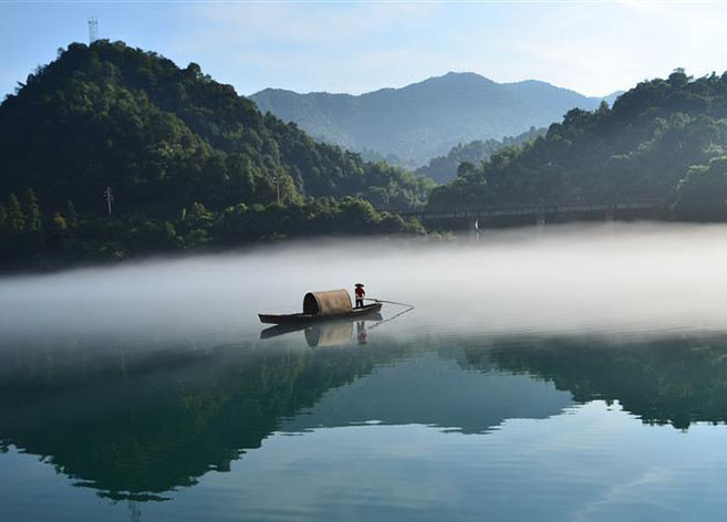 Névoa no Lago de Dongjiang obra da natureza que fascina o mundo