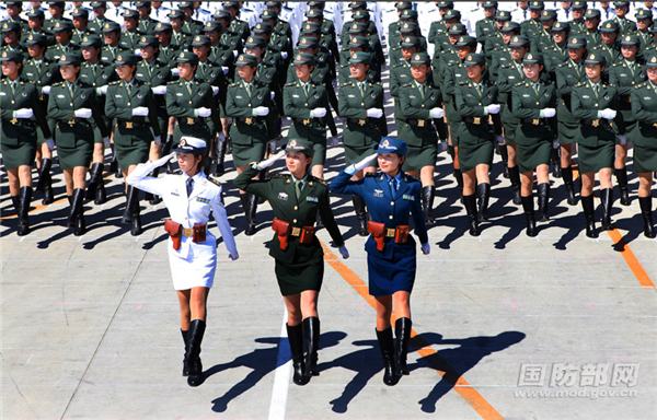 Soldados de sexo feminino da China destacam-se na parada militar