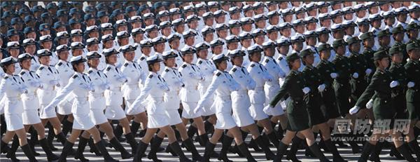 Soldados de sexo feminino da China destacam-se na parada militar