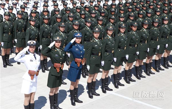 Soldados de sexo feminino da China destacam-se na parada militar