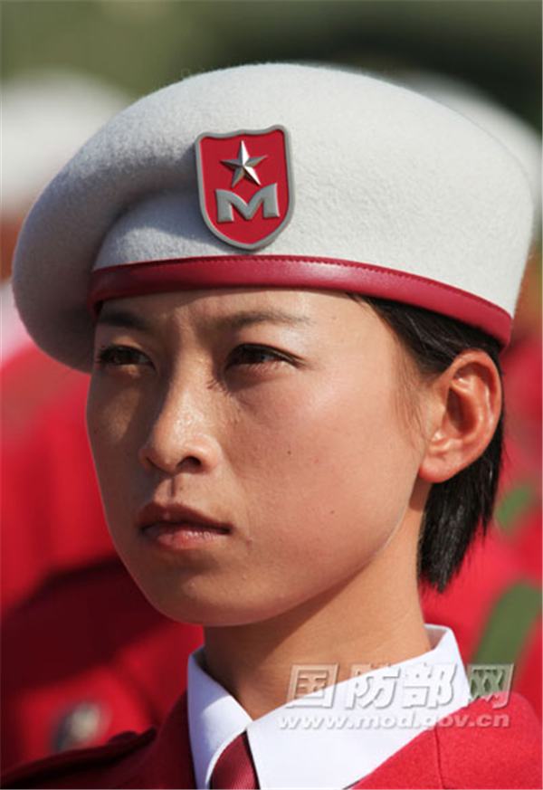 Soldados de sexo feminino da China destacam-se na parada militar