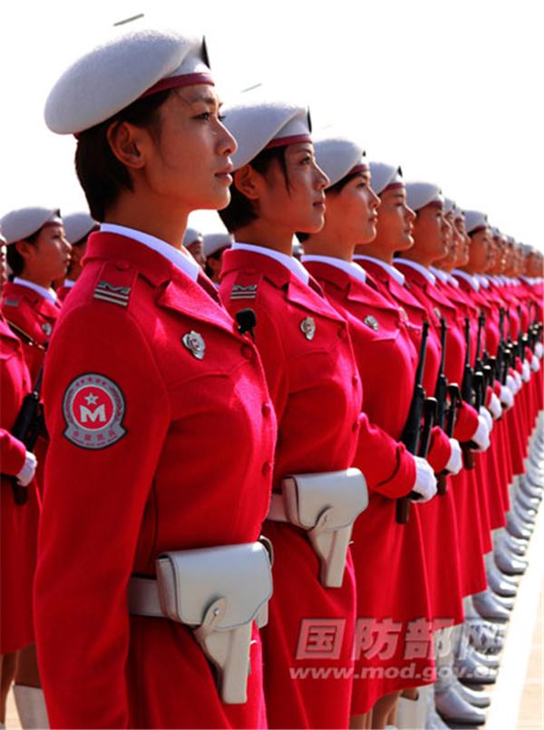 Soldados de sexo feminino da China destacam-se na parada militar