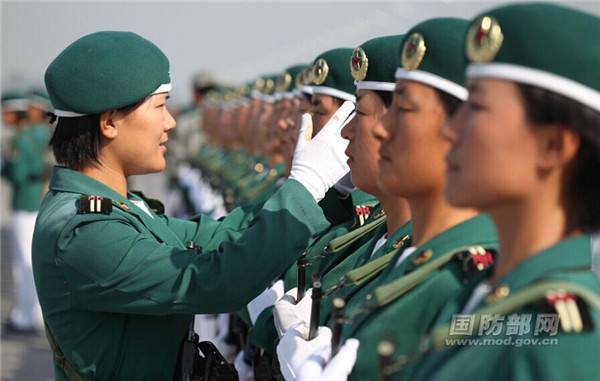 Soldados de sexo feminino da China destacam-se na parada militar