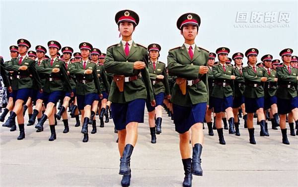 Soldados de sexo feminino da China destacam-se na parada militar