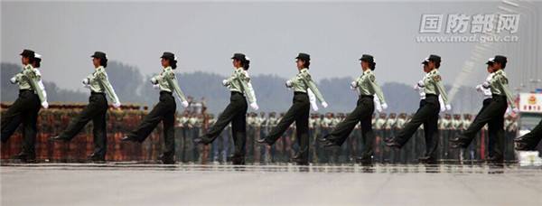 Soldados de sexo feminino da China destacam-se na parada militar