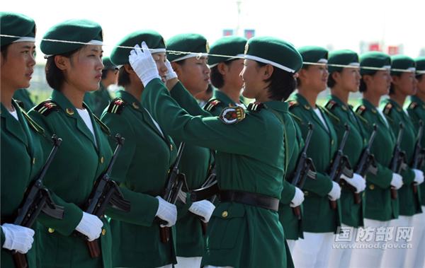 Soldados de sexo feminino da China destacam-se na parada militar