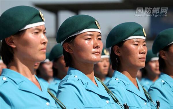 Soldados de sexo feminino da China destacam-se na parada militar