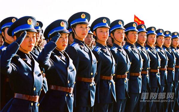 Soldados de sexo feminino da China destacam-se na parada militar