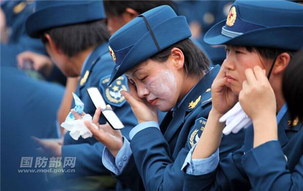 Soldados de sexo feminino da China destacam-se na parada militar