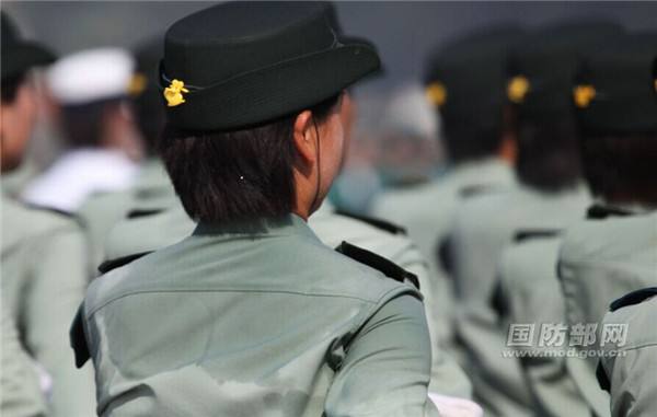 Soldados de sexo feminino da China destacam-se na parada militar