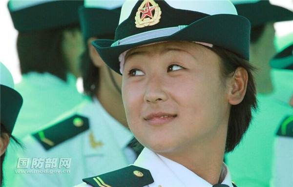 Soldados de sexo feminino da China destacam-se na parada militar