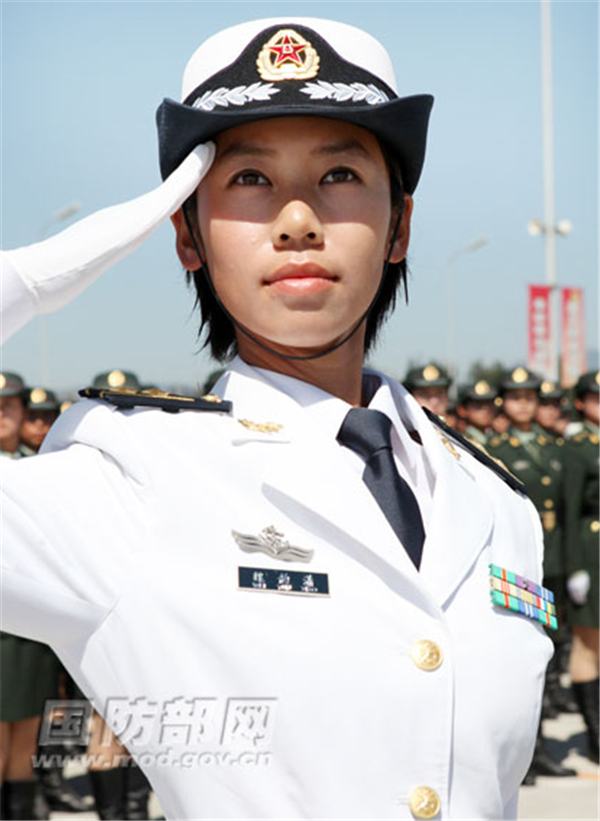 Soldados de sexo feminino da China destacam-se na parada militar