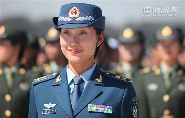 Soldados de sexo feminino da China destacam-se na parada militar