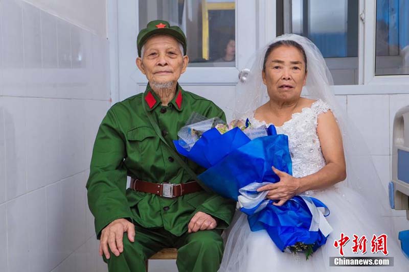 Veterano da II Guerra Mundial tira fotos de casamento