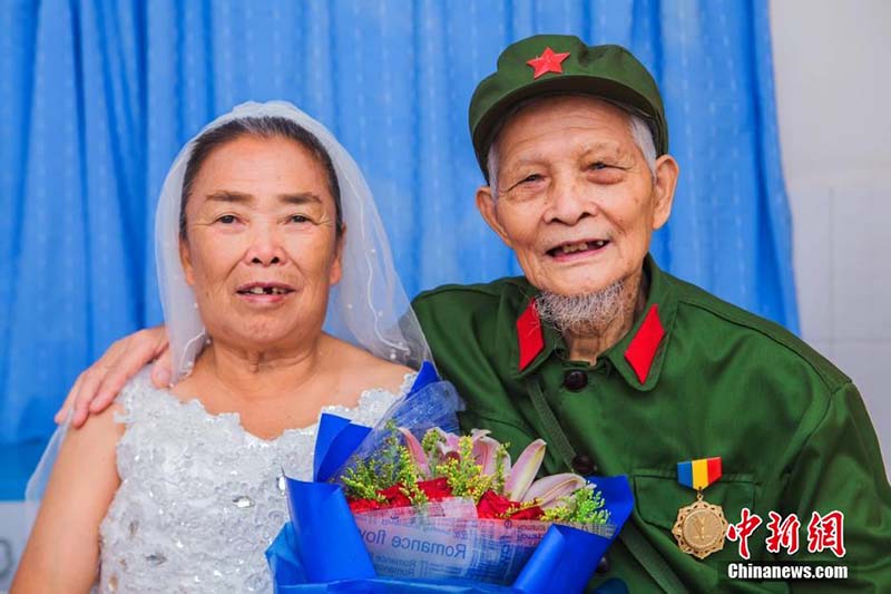 Veterano da II Guerra Mundial tira fotos de casamento