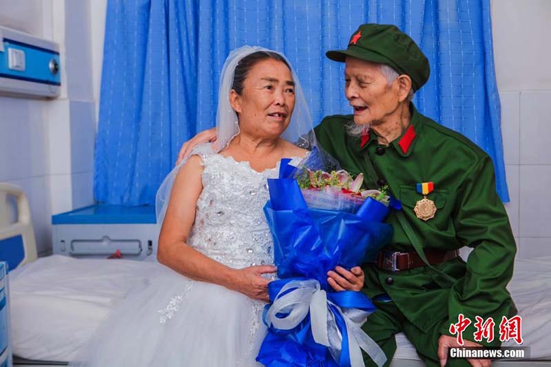 Veterano da II Guerra Mundial tira fotos de casamento