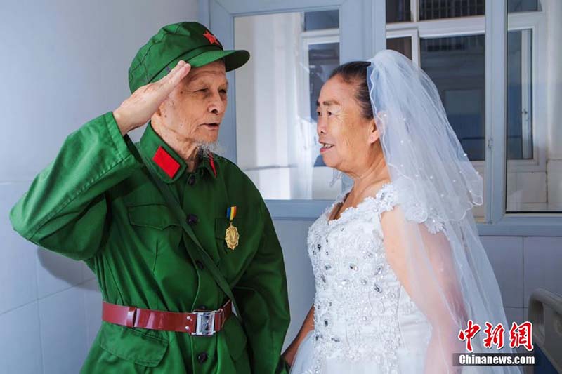 Veterano da II Guerra Mundial tira fotos de casamento