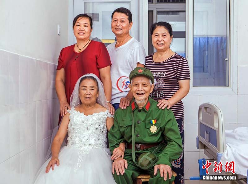 Veterano da II Guerra Mundial tira fotos de casamento