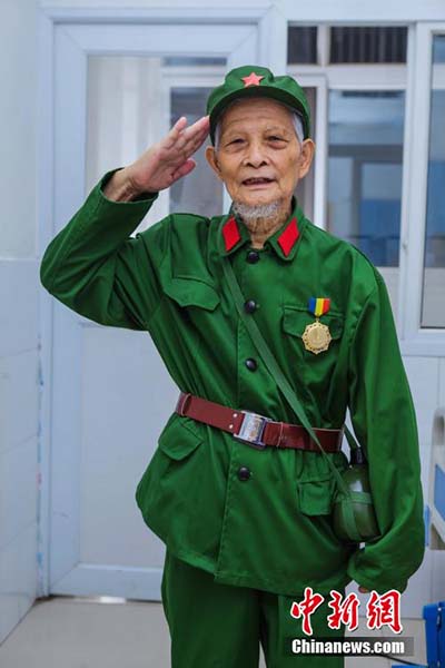 Veterano da II Guerra Mundial tira fotos de casamento