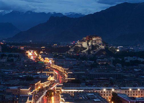 Cidade que nunca ‘dorme’ em plena cordilheira dos Himalaias