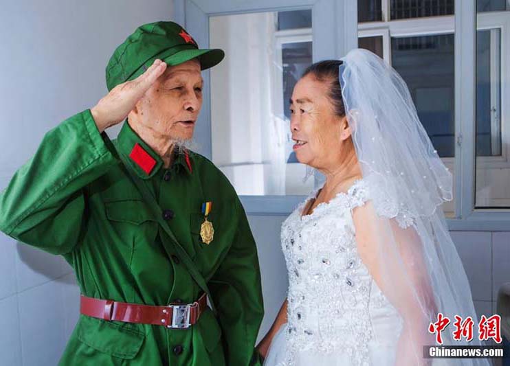 Veterano da II Guerra Mundial tira fotos de casamento