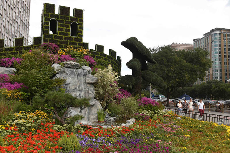 Réplica floral da Grande Muralha na Praça Tiananmen