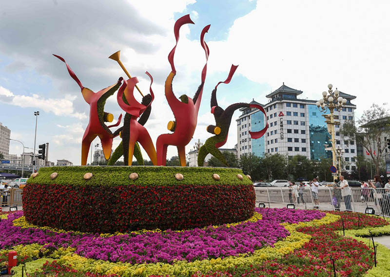 Réplica floral da Grande Muralha na Praça Tiananmen