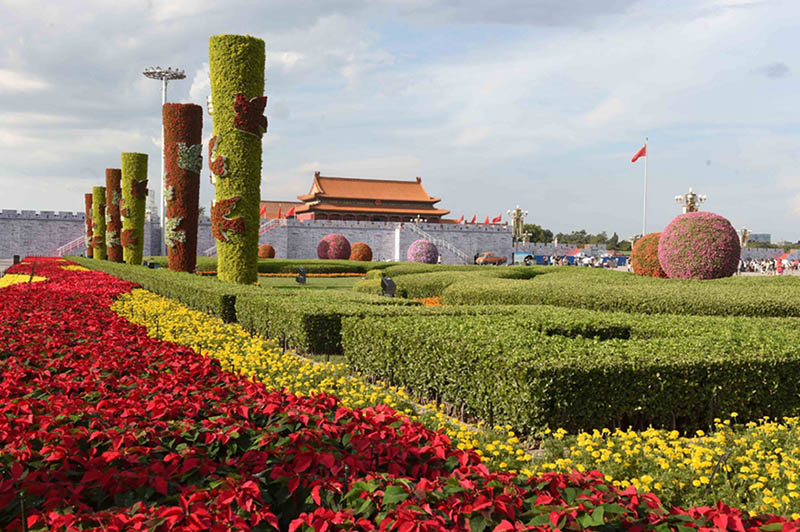 Réplica floral da Grande Muralha na Praça Tiananmen