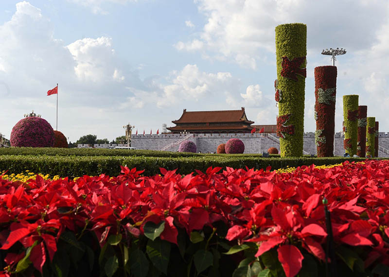 Réplica floral da Grande Muralha na Praça Tiananmen