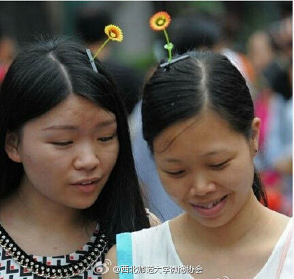 Acessórios florais caricatos viram moda em Chengdu