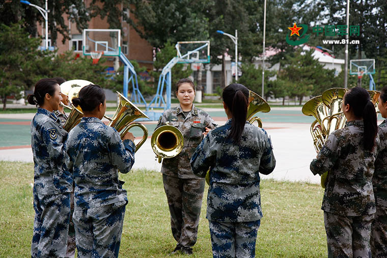 A banda feminina do exército: um grupo de “beldades de ferro”