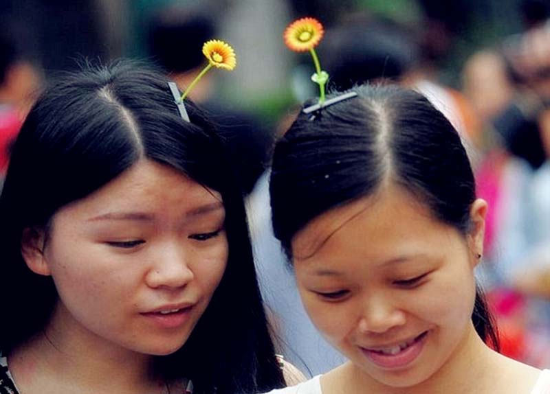 Acessórios florais caricatos viram moda em Chengdu