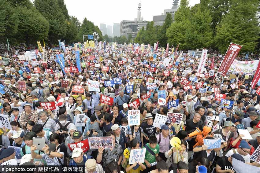 Multidão toma ruas de Tóquio em manifestação contra militarização do Japão