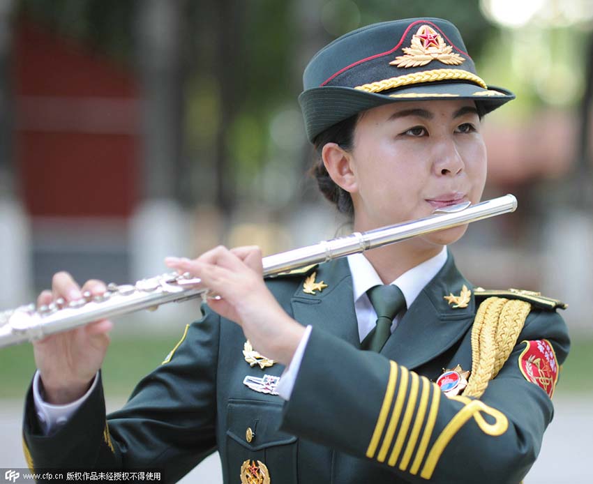 A brigada feminina da banda do exército pratica para a parada do Dia da Vitória