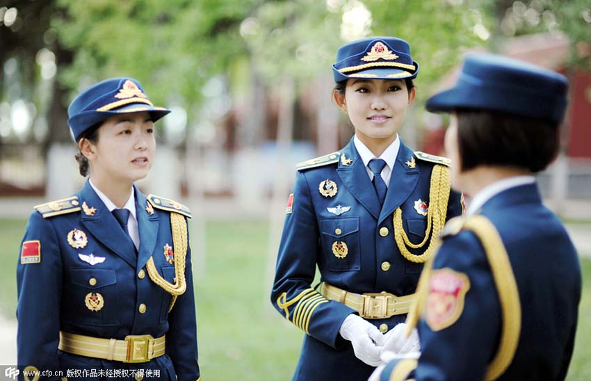 A brigada feminina da banda do exército pratica para a parada do Dia da Vitória