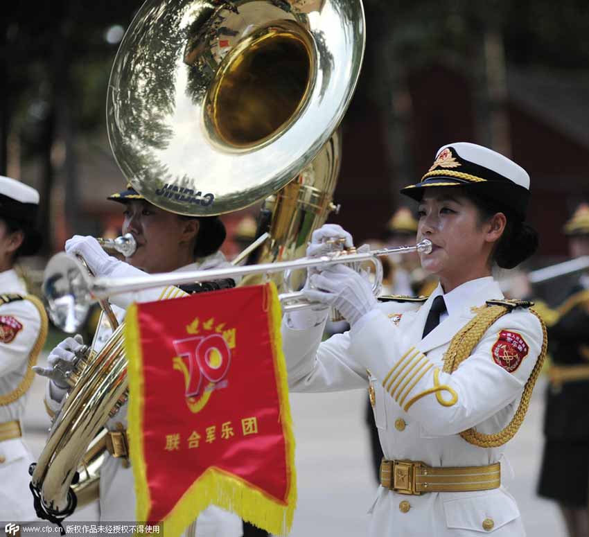 A brigada feminina da banda do exército pratica para a parada do Dia da Vitória