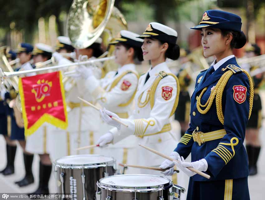 A brigada feminina da banda do exército pratica para a parada do Dia da Vitória