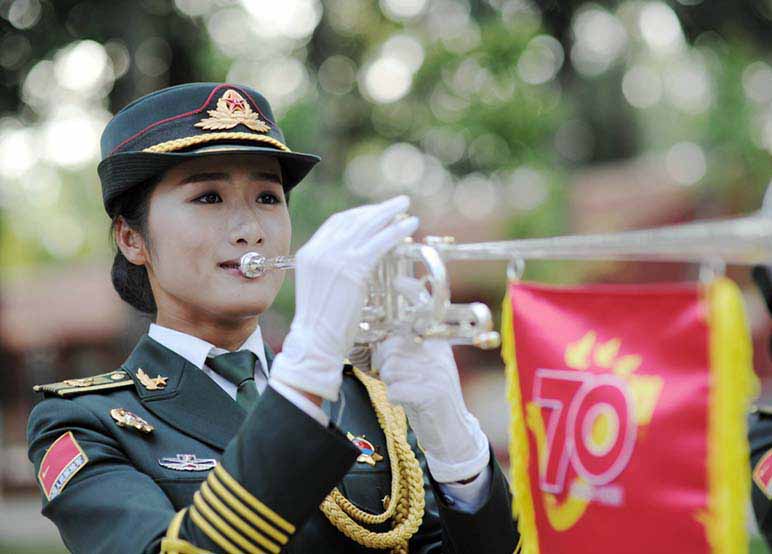 As soldados da banda militar chinesa praticam para parada do Dia da Vitória