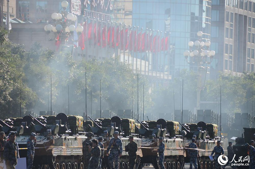 Destacamento de tanques reúne-se na Praça Tiananmen
