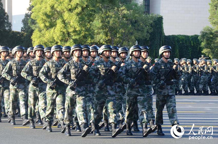 Destacamentos de soldados reúnem-se na Praça Tiananmen
