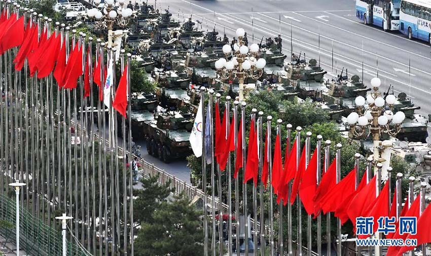 Destacamentos de soldados reúnem-se na Praça Tiananmen