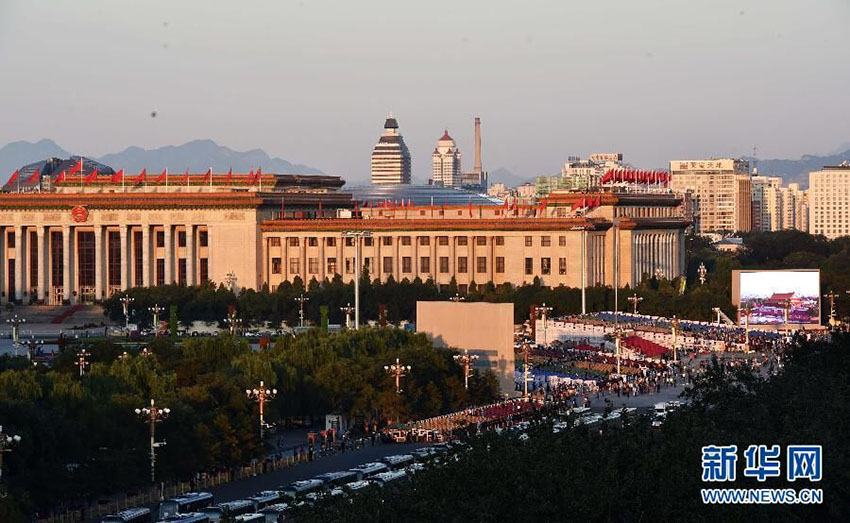 Destacamentos de soldados reúnem-se na Praça Tiananmen