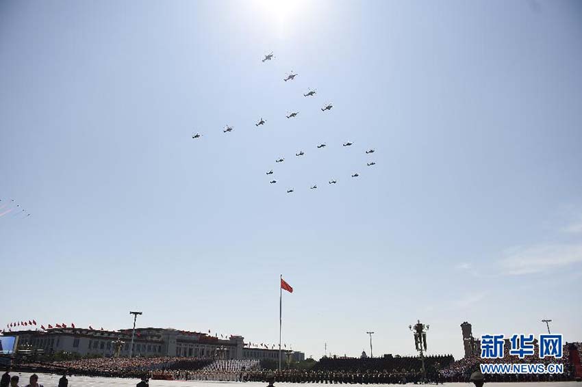 Parada do Dia da Vitória: Formação aérea sobrevoa a Praça Tiananmen
