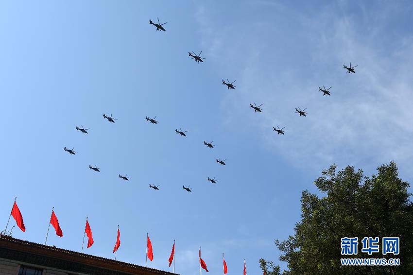Parada do Dia da Vitória: Formação aérea sobrevoa a Praça Tiananmen