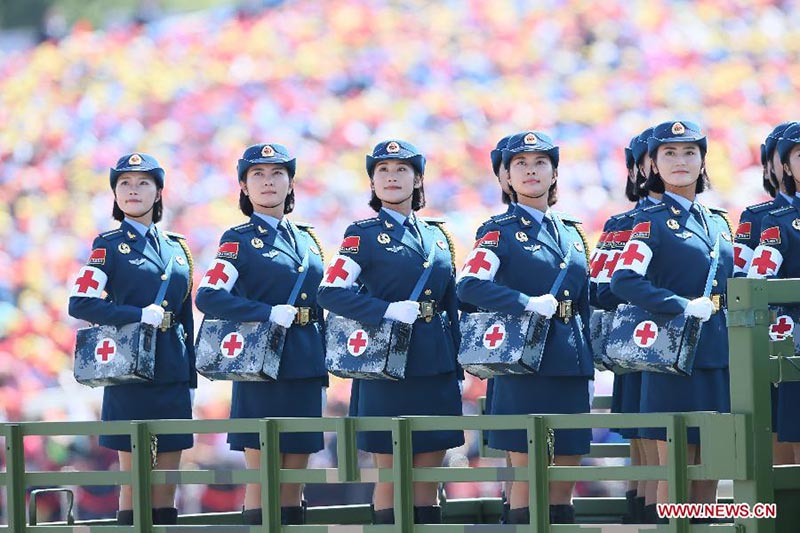 Os batalhões femininos do exército dão personalidade à parada do Dia da Vitória