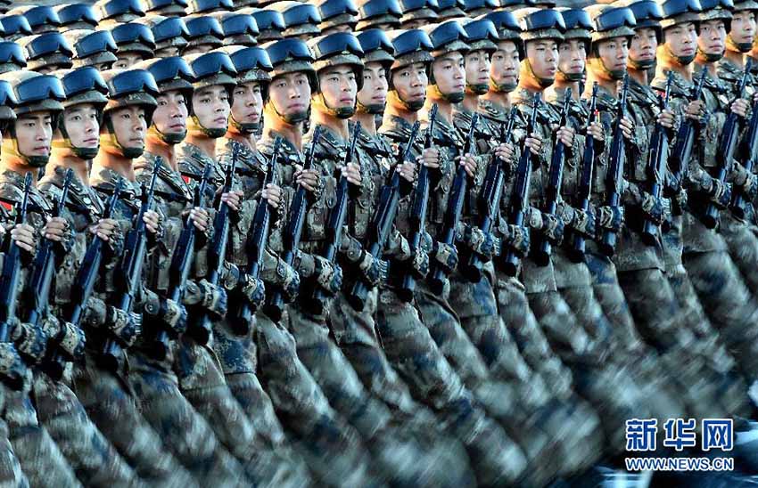Mídia internacional presta alta atenção ao desfile militar e à redução de 300 mil efetivos do exército