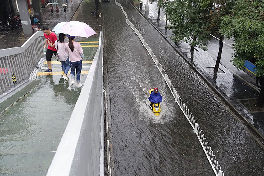 Chuvas torrenciais inundam ruas de Pequim
